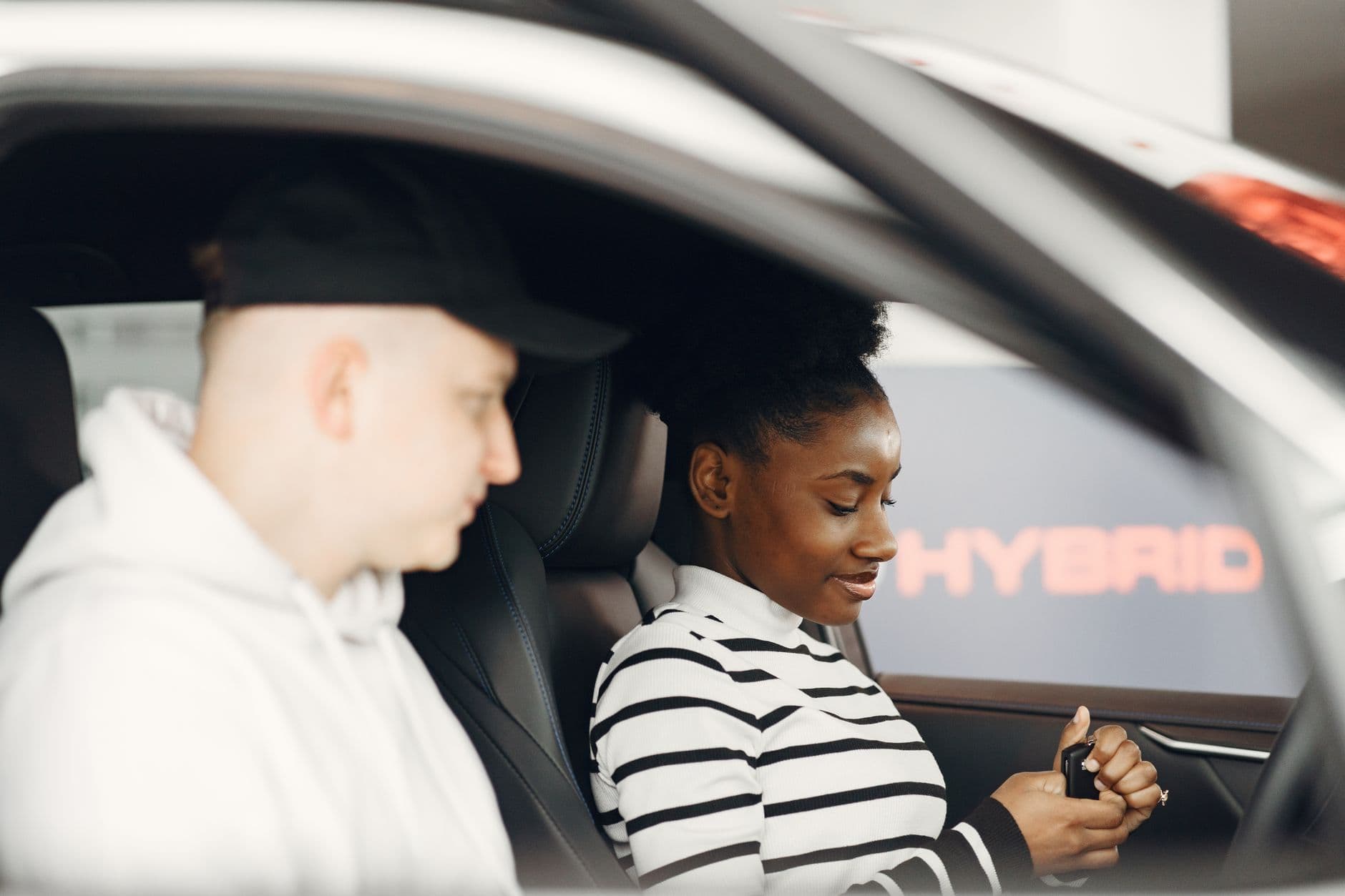 Körlärare och elev i bilen under en körlektion