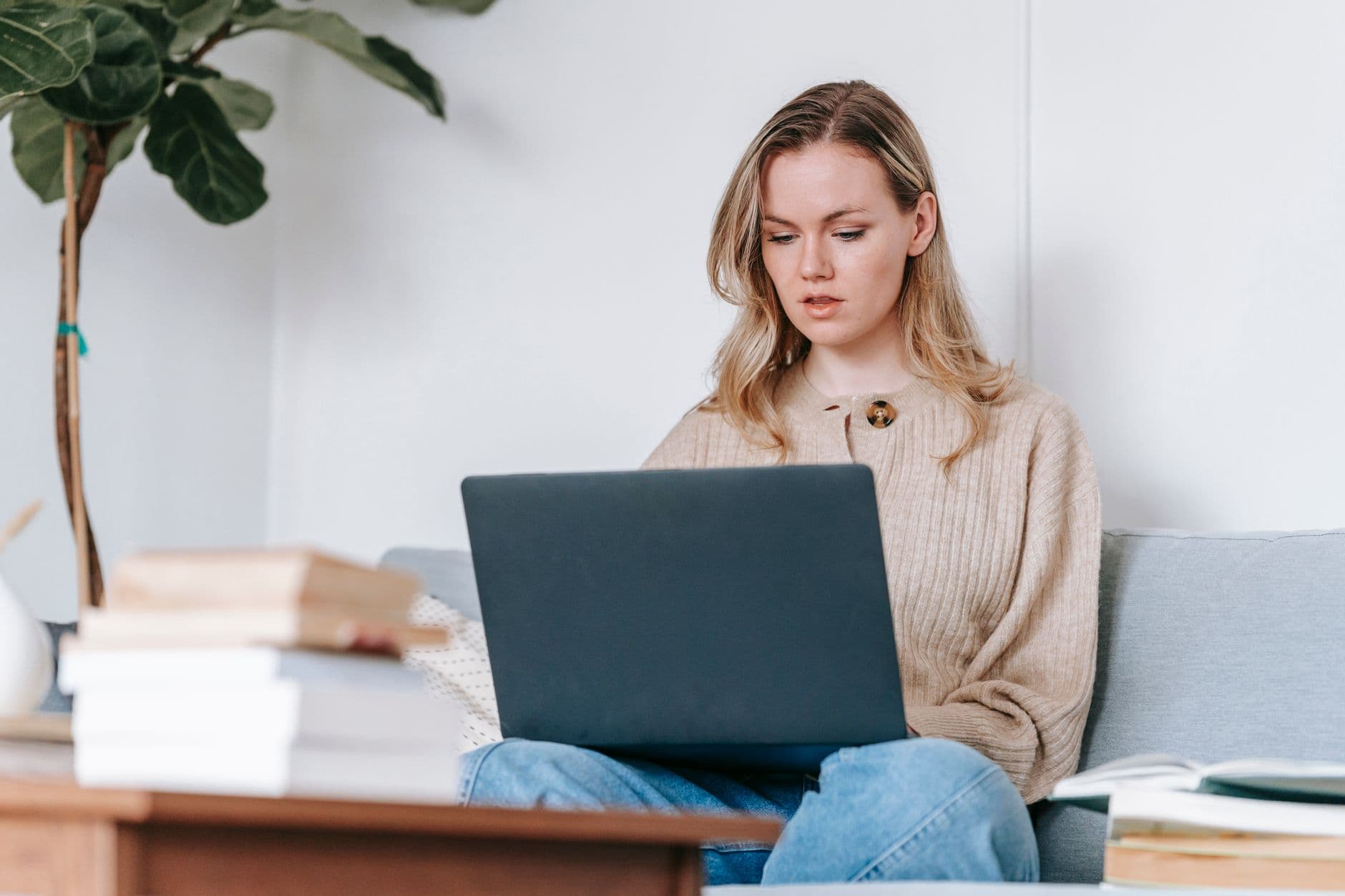 Person övar inför teoriprovet med datatester online