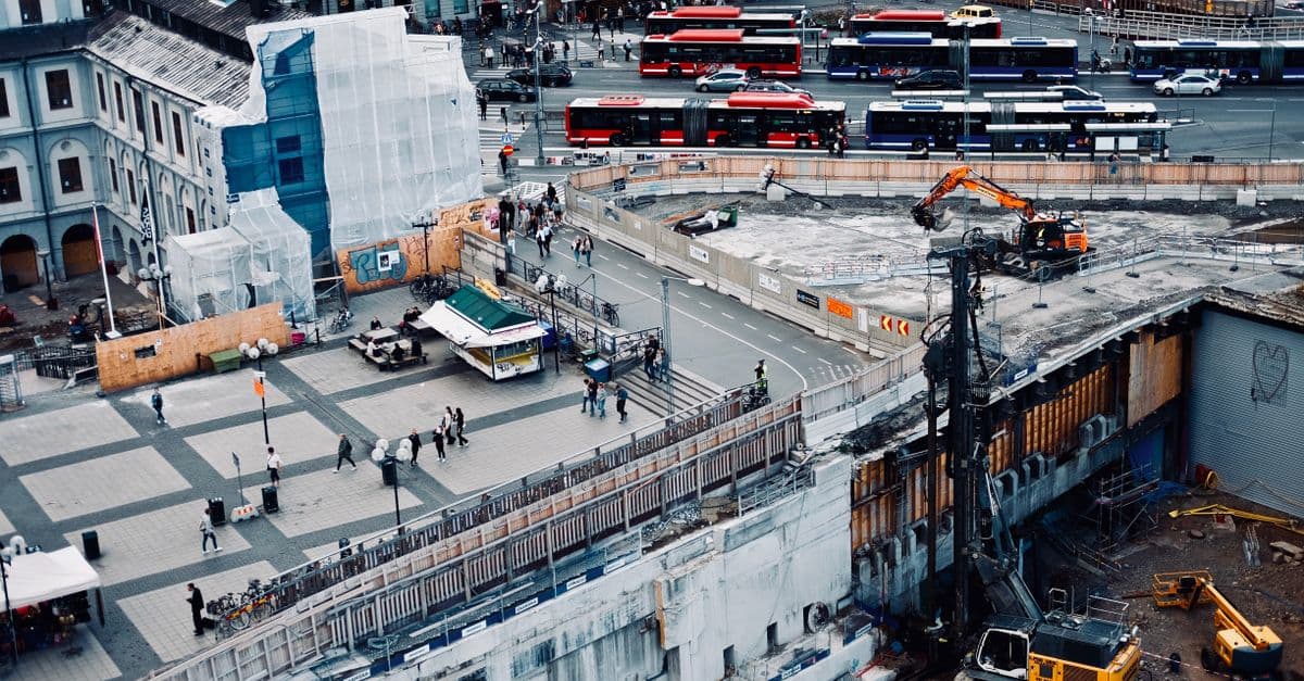 Stadstrafik och byggarbete från ovan — Nacka växer, och trafikomläggningar är en del av vardagen.