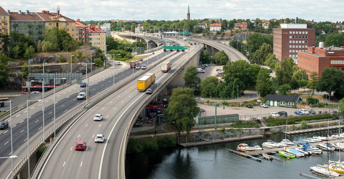 Essingeleden i Stockholm — motorvägskörning med filbyten är ett återkommande moment på körlektioner i Huddinge.