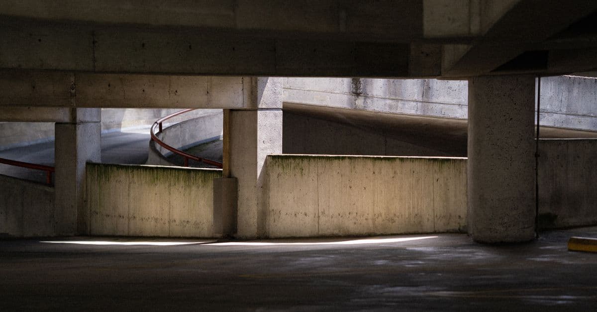 Parkeringshus — kring Jarla och Nacka Forum övas ramper, snäva svängar och parkering under tak.