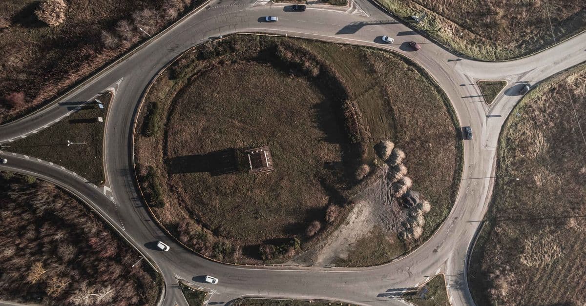 Cirkulationsplats från ovan — Orminges matarvägar och rondeller är en bra startmiljö.