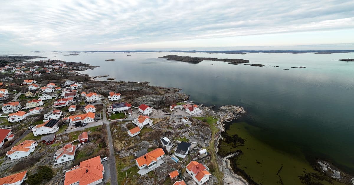 Skärgårdssamhälle vid vattnet — sommartrafiken mot skärgården präglar körningen kring Gustavsberg.