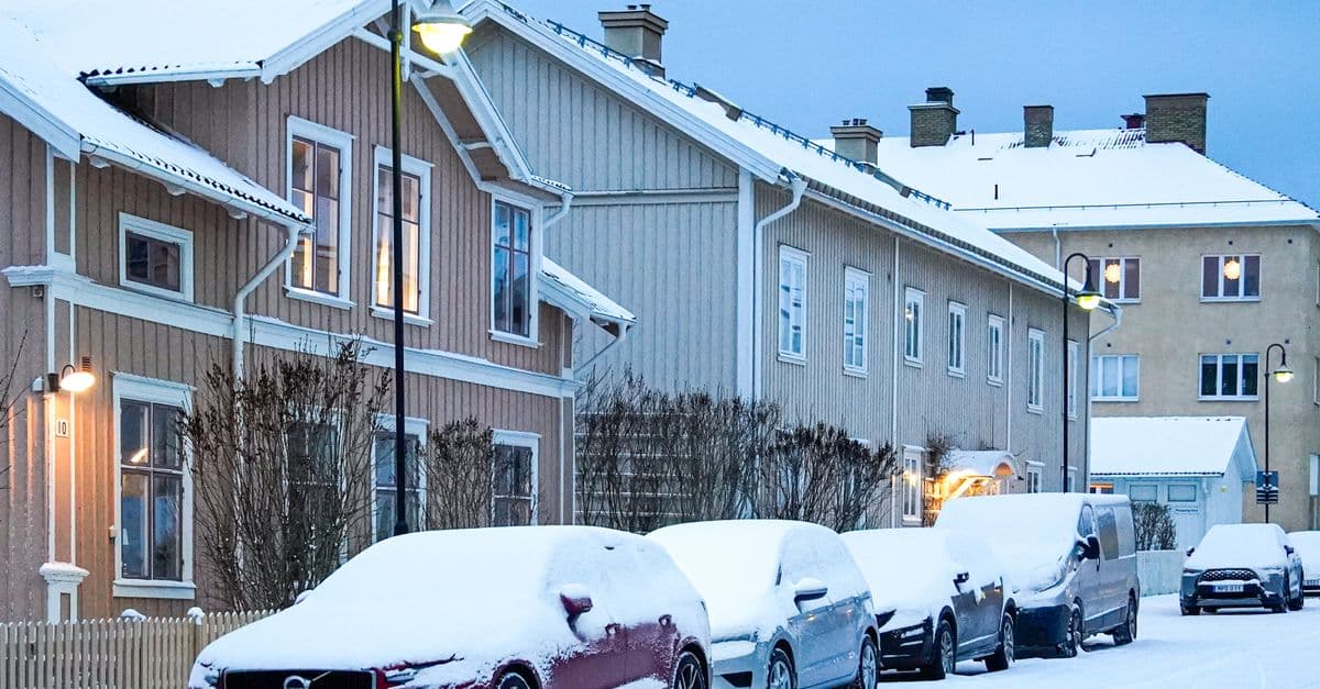 Smal gata med kantstensparkering — Henriksdals kajgator kräver placering i sidled och tålamod.