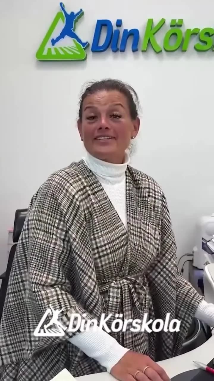 En av Din Körskolas medarbetare vid receptionen, redo att berätta hur det går till