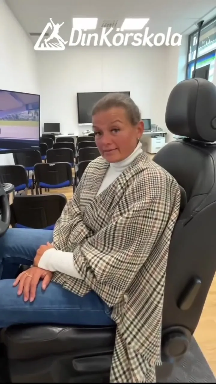 En av Din Körskolas medarbetare i ett kursrum, redo att berätta om riskettan