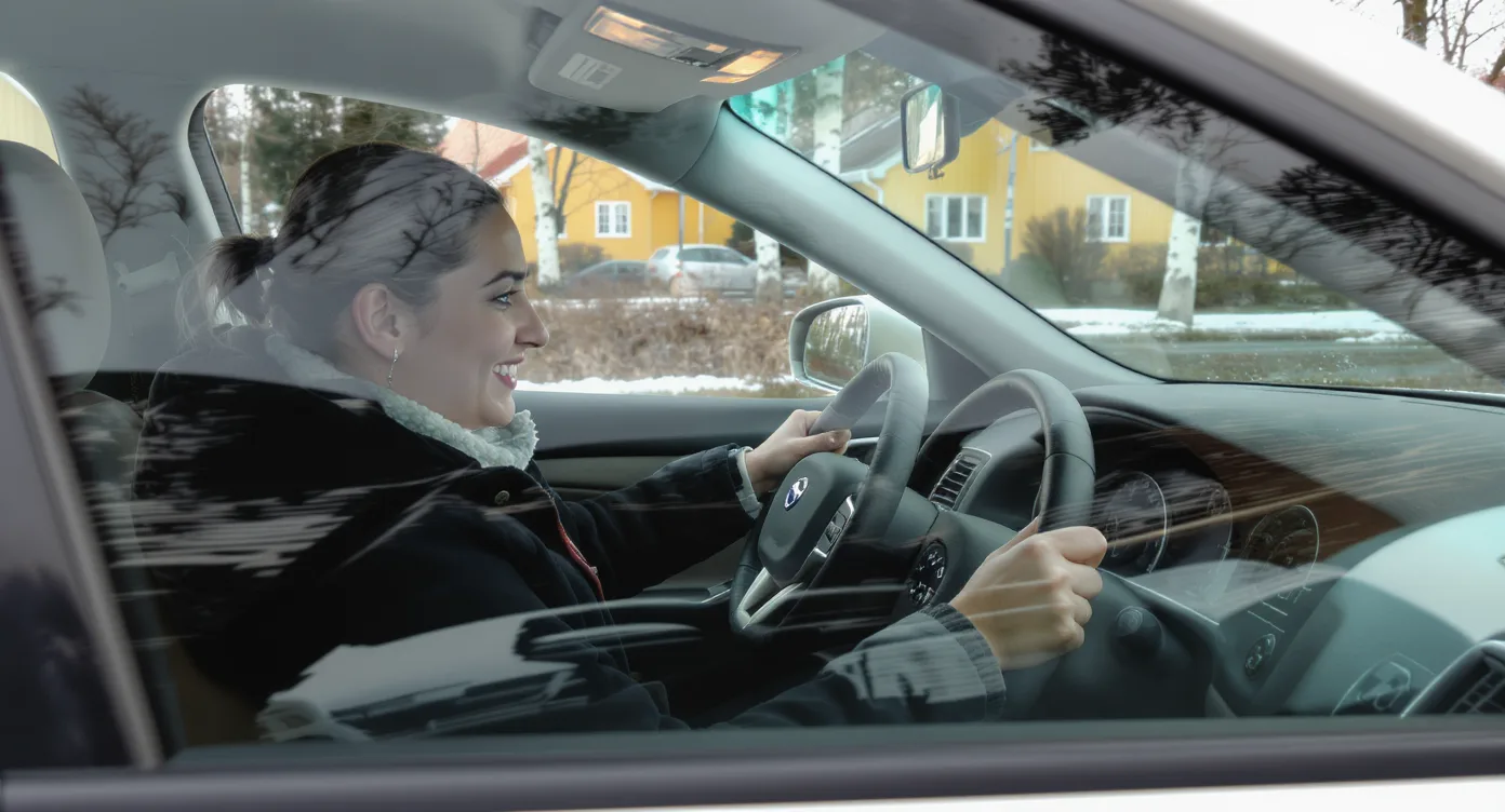 Handledare och elev i bilen under privat övningskörning