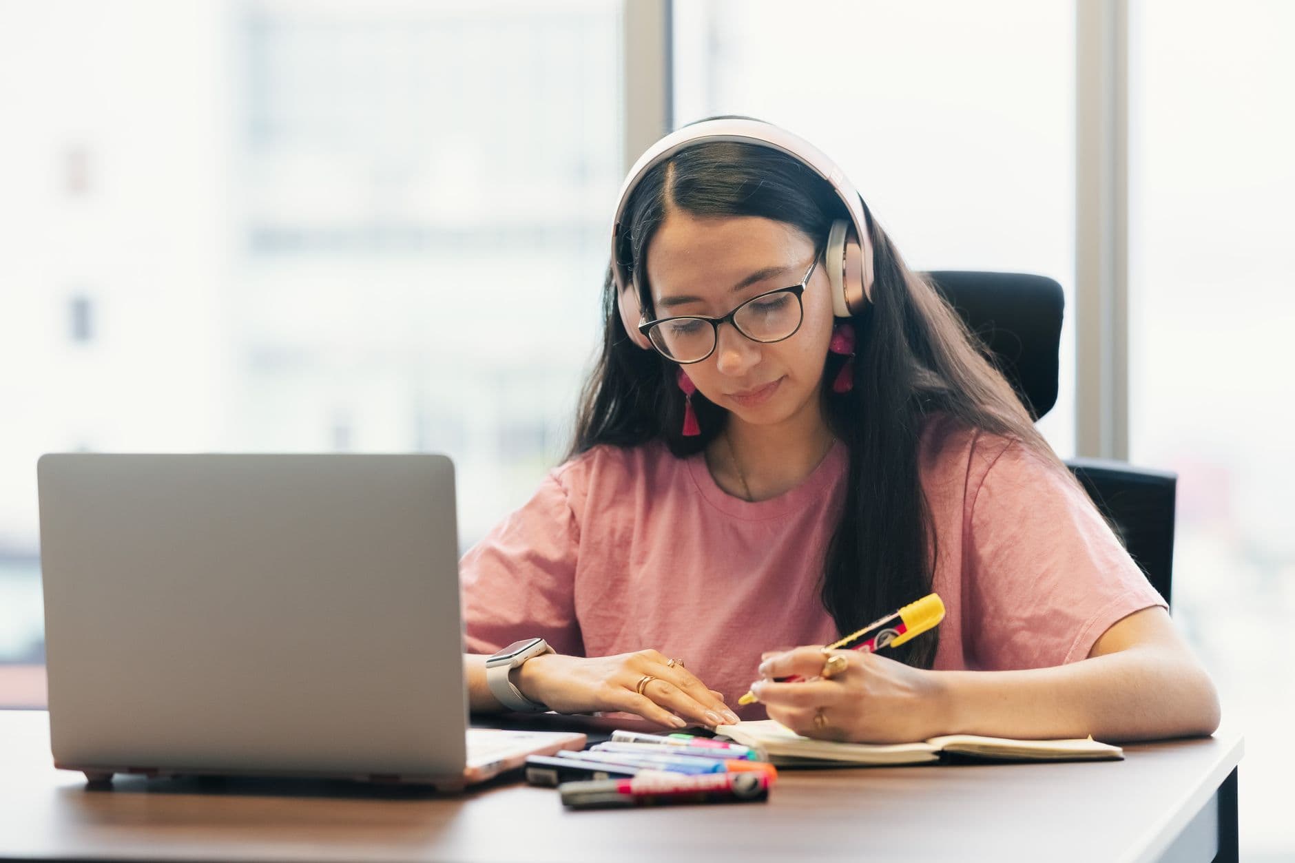 Elev pluggar körkortsteori med anpassat stöd vid dyslexi
