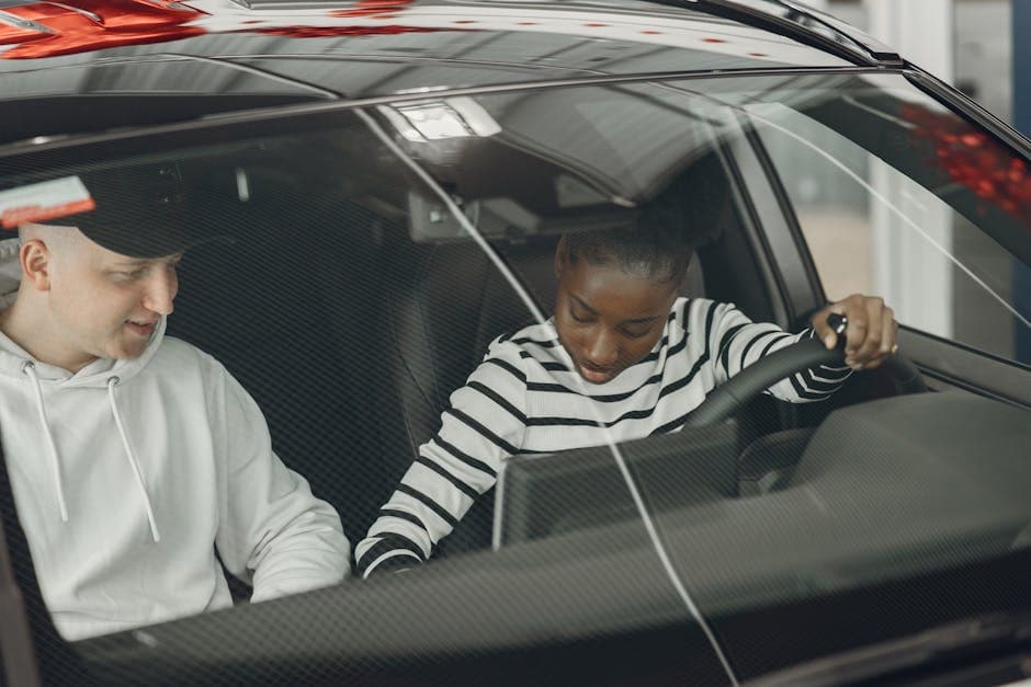 Körlärare och elev under en testlektion i bilen