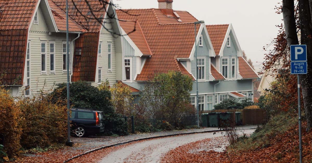 Tät villagata — kvarteren kring Finntorps centrum tränar långsam, kontrollerad körning.