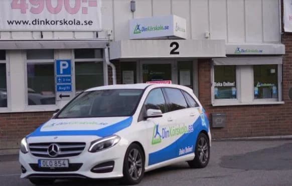 Din Körskolas lokal och övningsbil i Hallunda