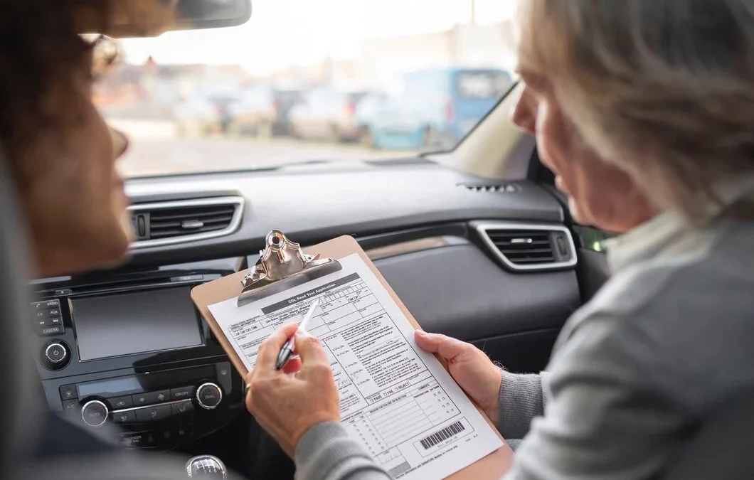 Din kompletta guide till att ta körkort hos Hallunda Din Körskola